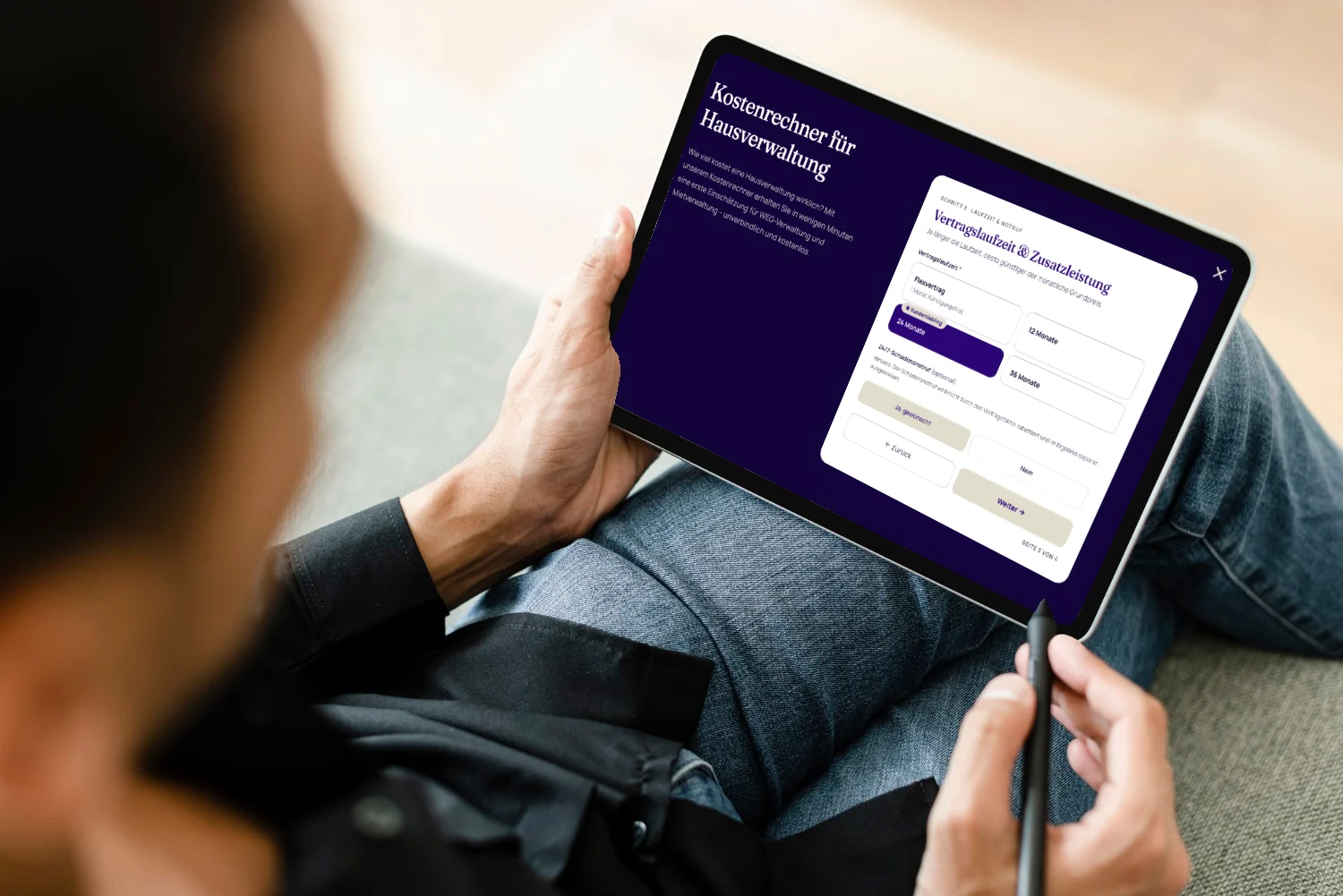 Person nutzt den Kostenrechner für Hausverwaltung auf einem Tablet und wählt Vertragslaufzeit und Zusatzleistungen aus